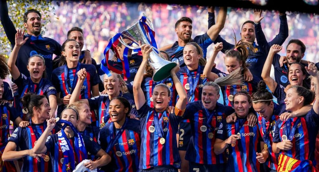 Las jugadoras del Barça, lideradas por Alexia Putellas, celebran la Champions conseguida en Eindhoven en la temporada 2022-23.