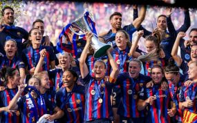 Las jugadoras del Barça, lideradas por Alexia Putellas, celebran la Champions conseguida en Eindhoven en la temporada 2022-23.