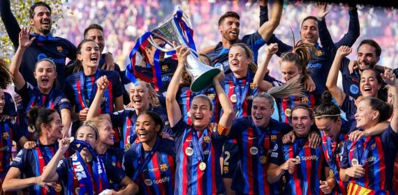 Las jugadoras del Barça, lideradas por Alexia Putellas, celebran la Champions conseguida en Eindhoven en la temporada 2022-23.
