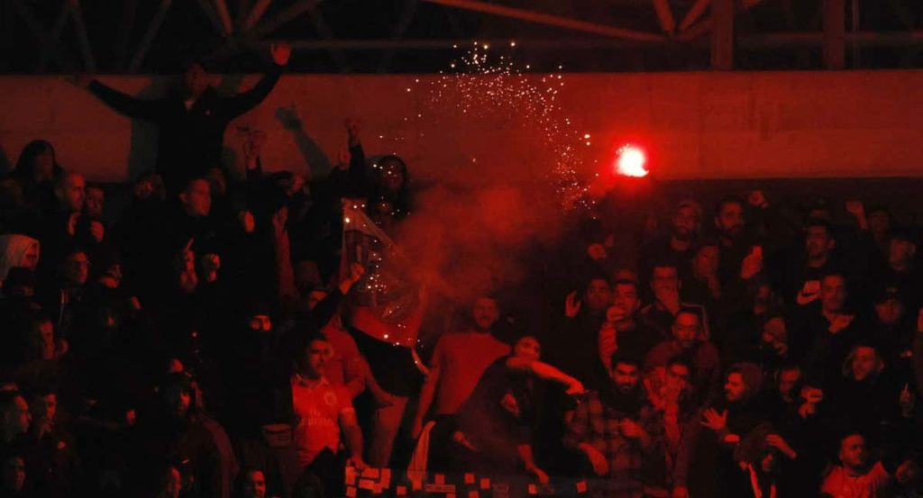 Momento en el que los ultras del Benfica lanzan una de las bengalas a la afición de la Real.