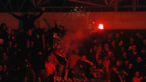 Momento en el que los ultras del Benfica lanzan una de las bengalas a la afición de la Real.