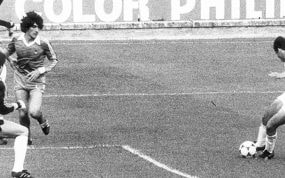 Bertoni, en el momento de anotar el 1-0 ante Luis Arconada.