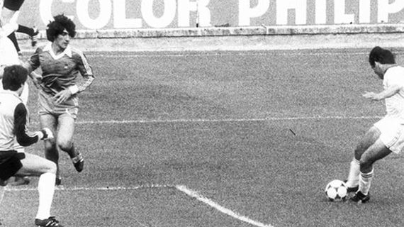 Bertoni, en el momento de anotar el 1-0 ante Luis Arconada.