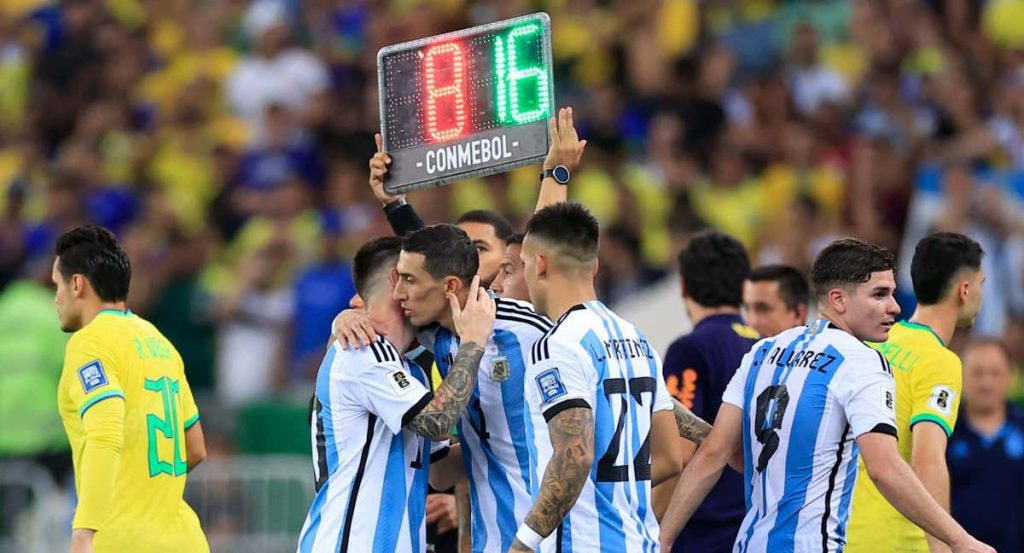 Di María sustituye a Messi.