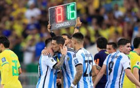 Di María sustituye a Messi.