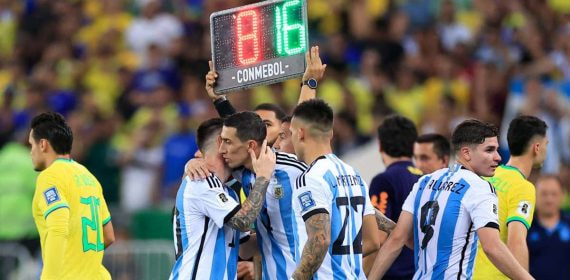 Di María sustituye a Messi.