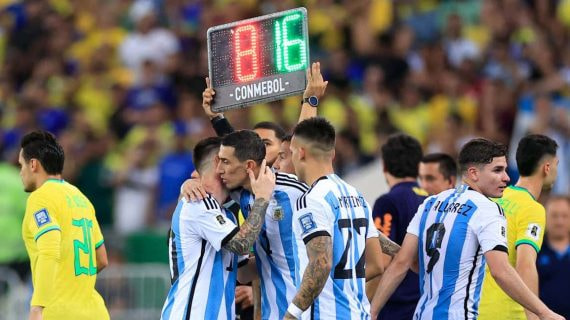 Di María sustituye a Messi.