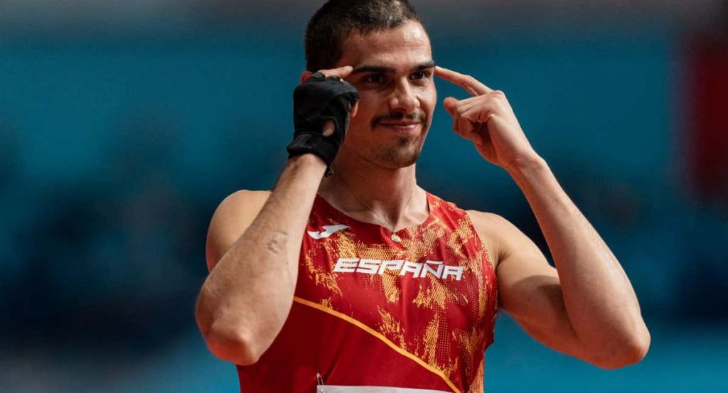 Bruno Hortelano se señala la cabeza en los Mundiales de pista cubierta de Belgrado, en 2022.