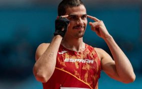 Bruno Hortelano se señala la cabeza en los Mundiales de pista cubierta de Belgrado, en 2022.