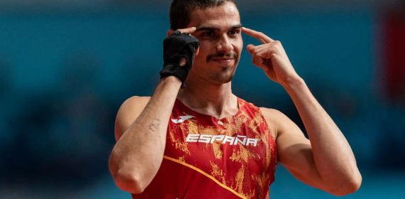 Bruno Hortelano se señala la cabeza en los Mundiales de pista cubierta de Belgrado, en 2022.