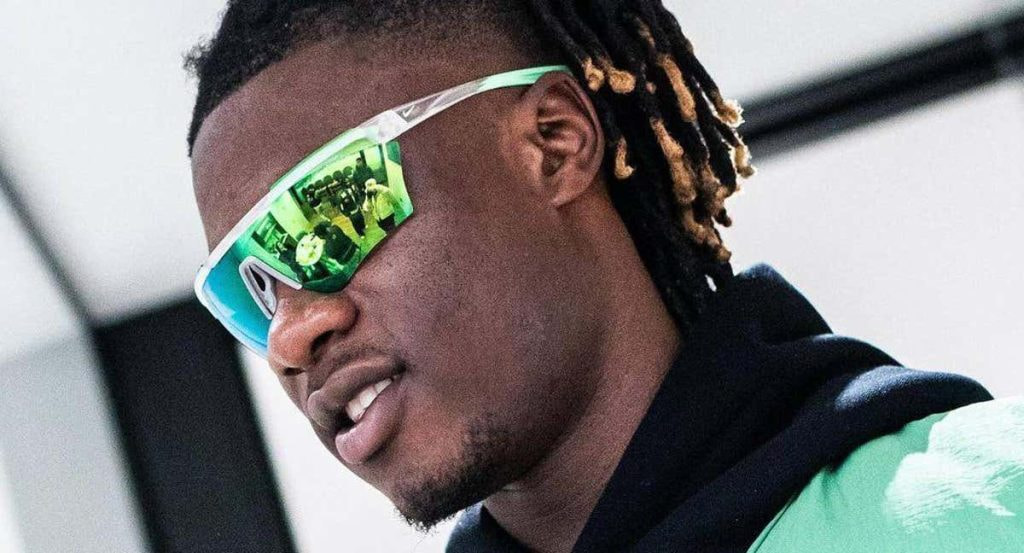 Eduardo Camavinga posa con unas gafas Nike.