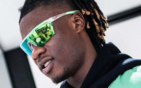 Eduardo Camavinga posa con unas gafas Nike.