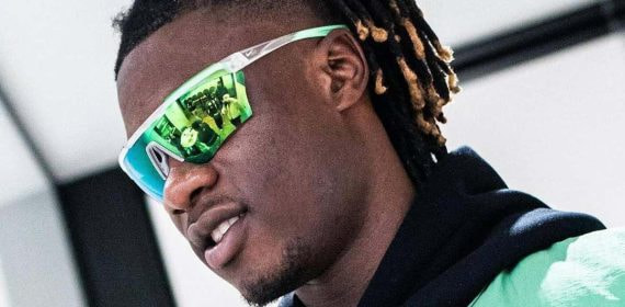 Eduardo Camavinga posa con unas gafas Nike.