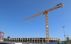 El Camp Nou, en obras, con una de las grúas que se pueden apreciar desde los aledaños.