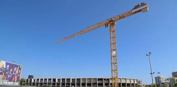 El Camp Nou, en obras, con una de las grúas que se pueden apreciar desde los aledaños.