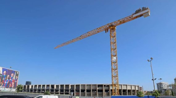 El Camp Nou, en obras, con una de las grúas que se pueden apreciar desde los aledaños.