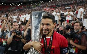 Jesús Navas abraza la última Europa League ganada por el Sevilla.