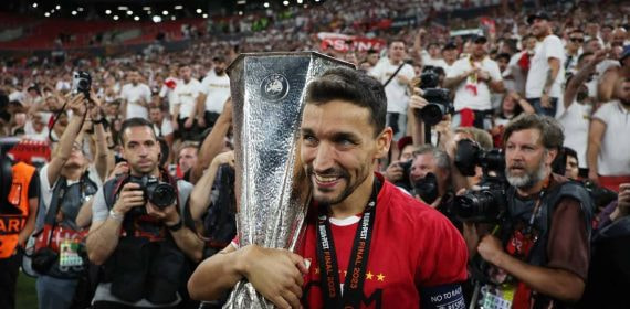 Jesús Navas abraza la última Europa League ganada por el Sevilla.