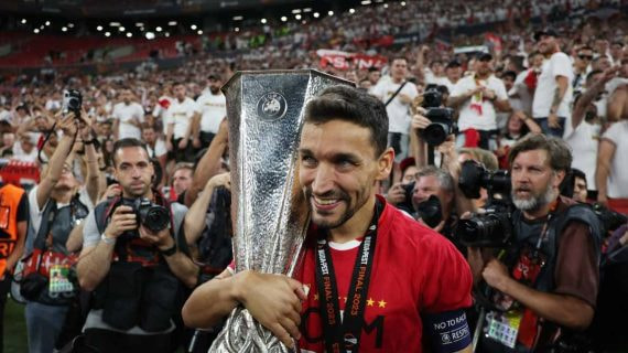 Jesús Navas abraza la última Europa League ganada por el Sevilla.