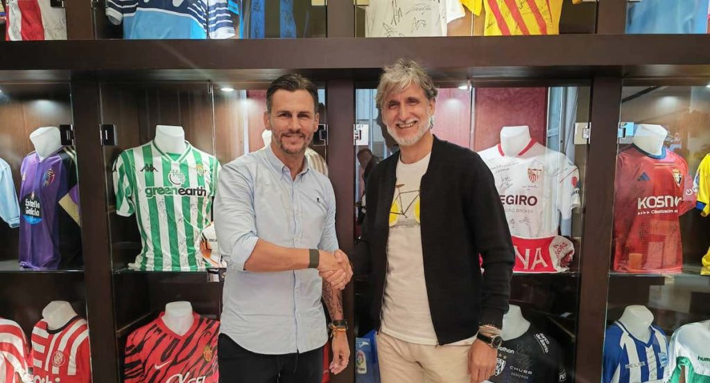 Capi y Alfaro se saludan en el hotel NH Collection.