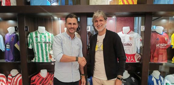 Capi y Alfaro se saludan en el hotel NH Collection.
