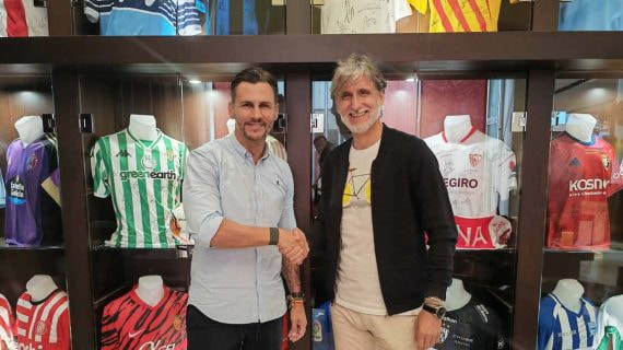 Capi y Alfaro se saludan en el hotel NH Collection.