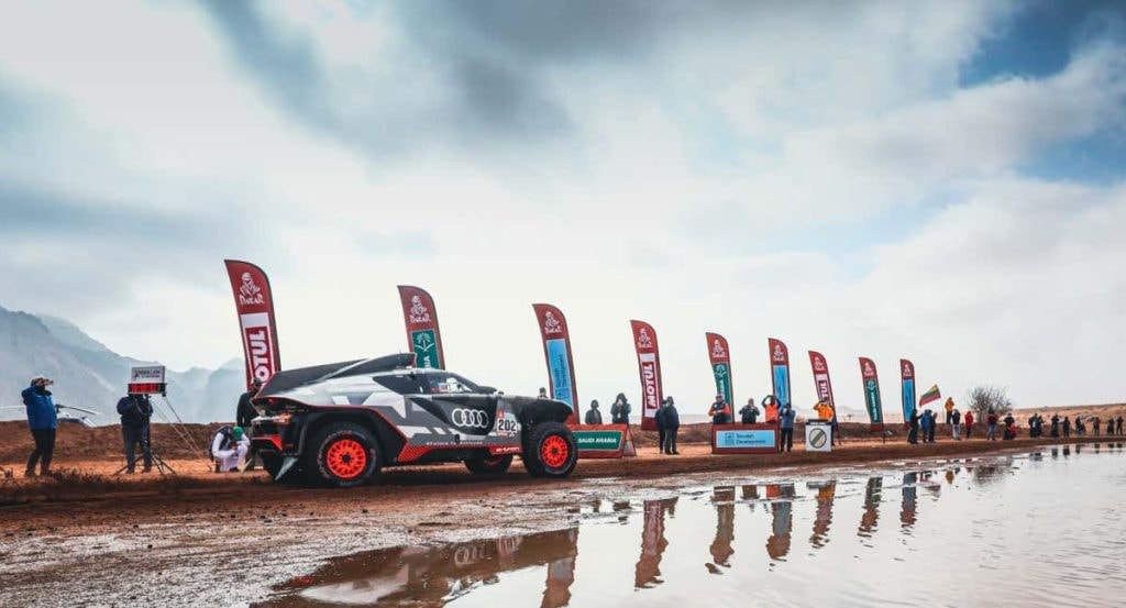 Carlos Sainz y Lucas Cruz, en su Audi RS Q e-tron, durante el Rally Dakar 2023.