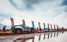 Carlos Sainz y Lucas Cruz, en su Audi RS Q e-tron, durante el Rally Dakar 2023.