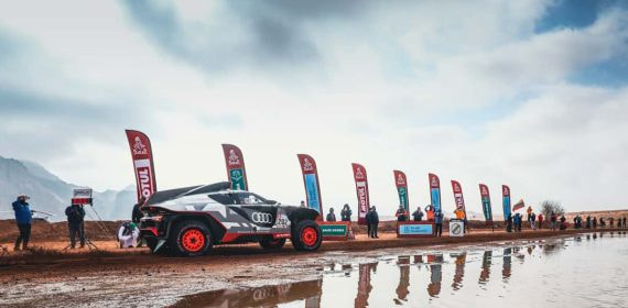 Carlos Sainz y Lucas Cruz, en su Audi RS Q e-tron, durante el Rally Dakar 2023.