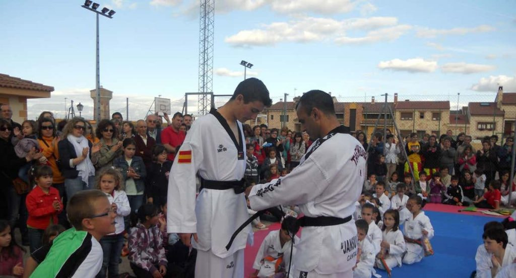 Juan Alberto Gómez le pone el cinturón negro a Antonio Berzal.