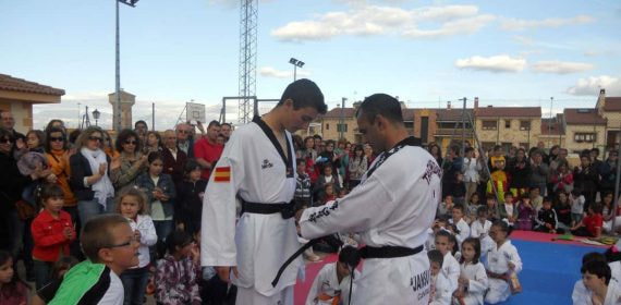 Juan Alberto Gómez le pone el cinturón negro a Antonio Berzal.
