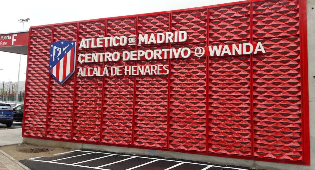 Entrada a la ciudad deportiva del Atlético en Alcalá.