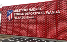 Entrada a la ciudad deportiva del Atlético en Alcalá.