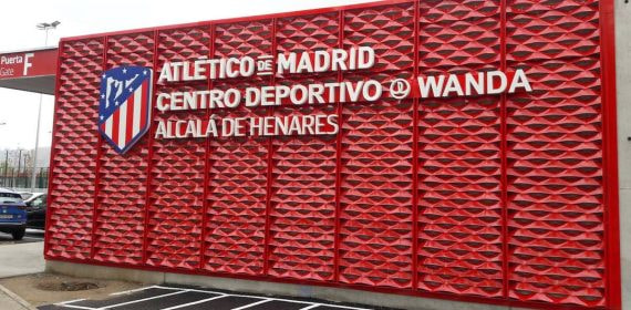 Entrada a la ciudad deportiva del Atlético en Alcalá.