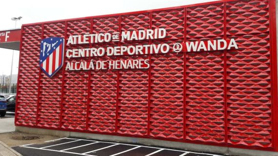 Entrada a la ciudad deportiva del Atlético en Alcalá.
