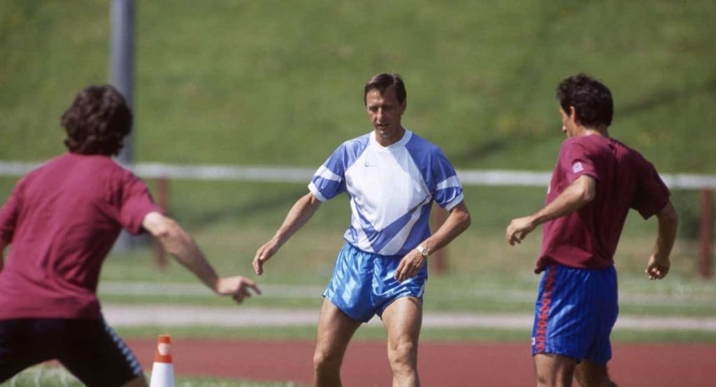 Johan Cruyff, en un entrenamiento en los años 90 con Bakero y Begiristain en el FC Barcelona.