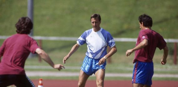 Johan Cruyff, en un entrenamiento en los años 90 con Bakero y Begiristain en el FC Barcelona.