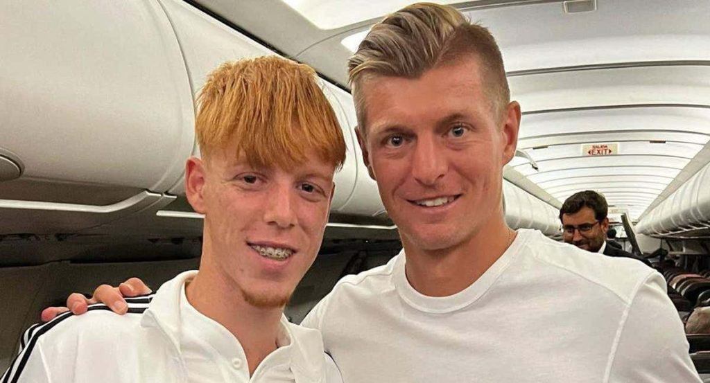 Toni Kroos le regaló su camiseta a Marc Cucalón.