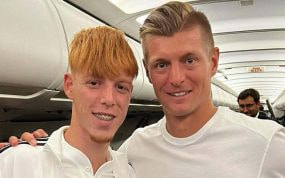 Toni Kroos le regaló su camiseta a Marc Cucalón.