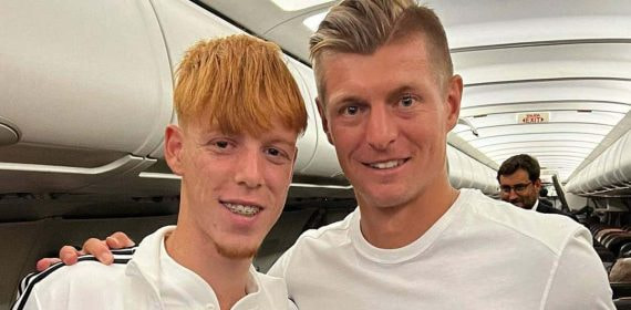 Toni Kroos le regaló su camiseta a Marc Cucalón.
