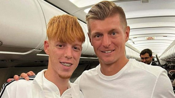 Toni Kroos le regaló su camiseta a Marc Cucalón.
