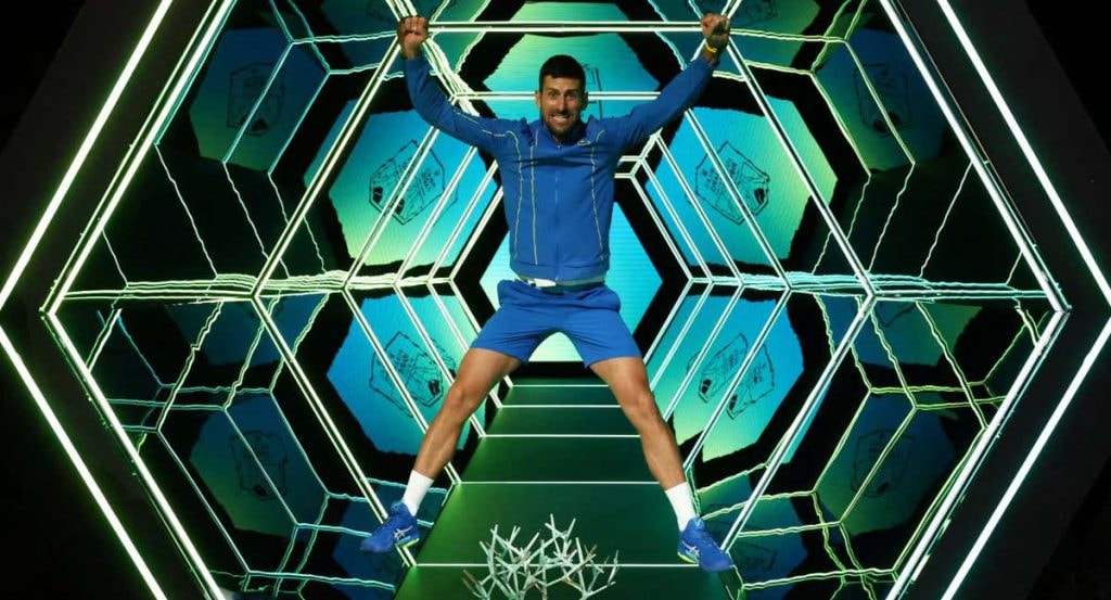 Novak Djokovic en el extraño túnel que da acceso a la pista central de París-Bercy.