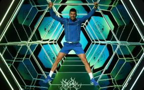 Novak Djokovic en el extraño túnel que da acceso a la pista central de París-Bercy.