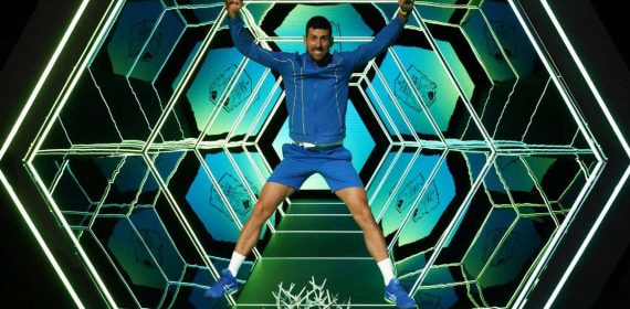 Novak Djokovic en el extraño túnel que da acceso a la pista central de París-Bercy.