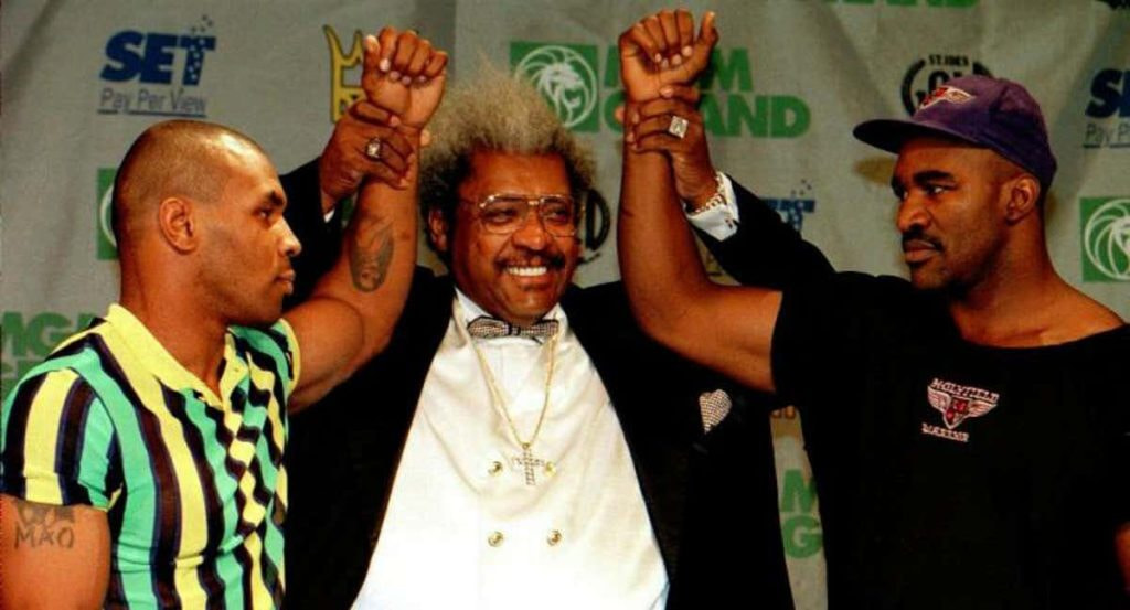 Don King posando con Evander Holyfield y Mike Tyson.