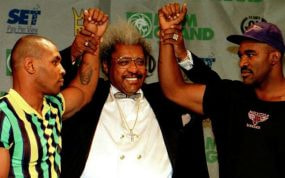 Don King posando con Evander Holyfield y Mike Tyson.