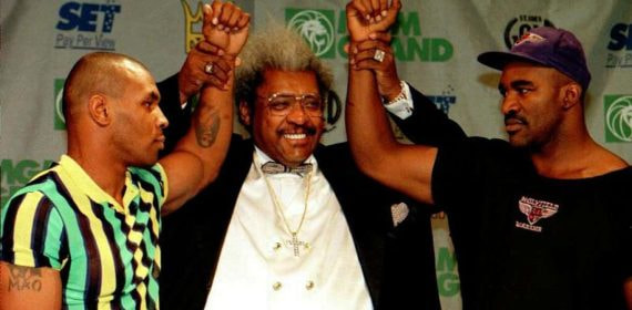 Don King posando con Evander Holyfield y Mike Tyson.