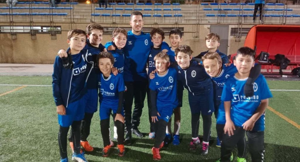 Eden Hazard, en el centro, con el equipo infantil de segundo año del Rayo Majadahonda.