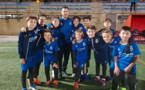 Eden Hazard, en el centro, con el equipo infantil de segundo año del Rayo Majadahonda.