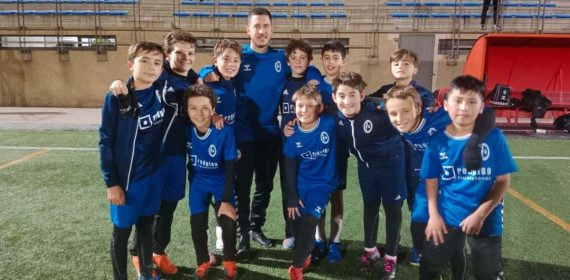 Eden Hazard, en el centro, con el equipo infantil de segundo año del Rayo Majadahonda.